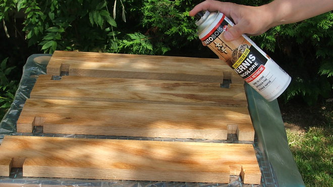 Etape 7 : Passer deux couches de vernis en aérosol d’aspect satiné ou brillant sur les 4 piètements. Tenir l’aérosol à plus ou moins 20 cm du support à vernir.