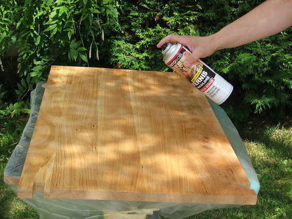 Etape 8 : Effectuer la même opération de vernissage sur les deux plateaux de la table basse, toujours en deux couches avec un temps de séchage de 1 heure minimum entre deux couches de vernis.