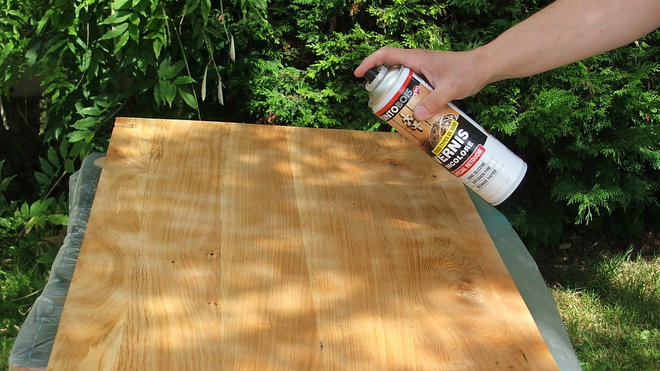 Etape 8 : Effectuer la même opération de vernissage sur les deux plateaux de la table basse, toujours en deux couches avec un temps de séchage de 1 heure minimum entre deux couches de vernis.