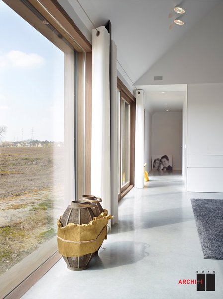 Un dégagement latéral facilite la communication entre les espaces. Retranscription contemporaine des fermes ancestrales environnantes, la maison, sans vis-à-vis, est résolument ouverte sur l’extérieur.