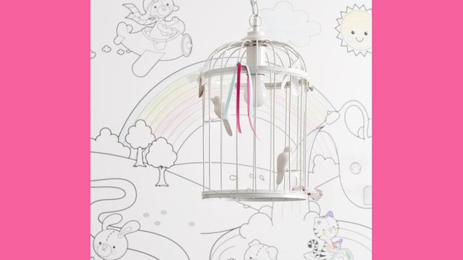 Une suspension en forme de cage à oiseaux en métal. H 38 x 23 cm 49,99 €. Maisons du Monde.