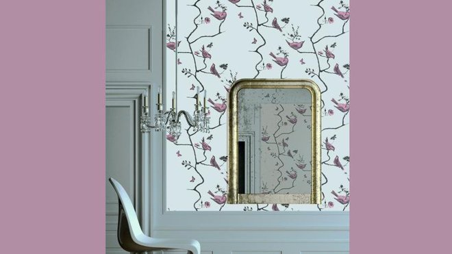 Pour une ambiance pleine de charme et de poésie, le papier-peint créé par Louise Brody. Disponible en bleu et écru. Le rouleau de 10 m x 52 cm, 81 €. Pavilion Birds. The Collection.