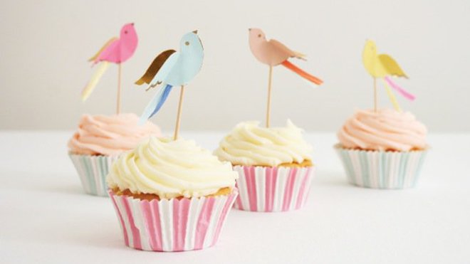 Pour décorer ses gâteaux, le coffret comprend 24 caissettes en papier pour cupcakes et 24 piques oiseaux de couleurs assorties. 12,60 €. Kit cupcakes Birdies. Bianca & Family.