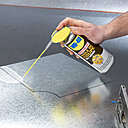 Un spray d'Huile de coupe rendra plus précise la découpe d'une tôle métallique et préservera la lame de votre scie sauteuse.