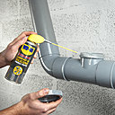 Le Lubrifiant Silicone permet de rendre aisée l'ouverture et la fermeture d'un bouchon de tuyauterie en PVC.