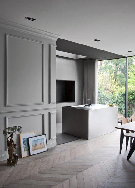 Un nouveau parquet en chevrons vieillis a été posé dans la cuisine salle à manger, dont les deux espaces sont séparés par un îlot en inox brossé et bouleau teinté. Spots totalement intégrés dans le plafond, Modular.