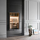 Dans la continuité des meubles de cuisine, un bureau-niche habillé de bouleau naturel se cache dans un placard ; chaise Standard de Jean Prouvé éditée chez Vitra. Dans la continuité des meubles de cuisine, un bureau-niche habillé de bouleau naturel se cache dans un placard ; chaise Standard de Jean Prouvé éditée chez Vitra.