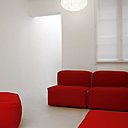 Minimalisme et modularité pour ce pied à terre conçu pour un couple d’américains à Saint-Germain des Prés. Les chauffeuses rouges Superoblong se zippent pour former un canapé à l’envi, Jasper Morrison pour Cappellini.