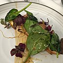 Une cuisson parfaite pour la volaille escortée de tétragone, morilles et quelques radis…