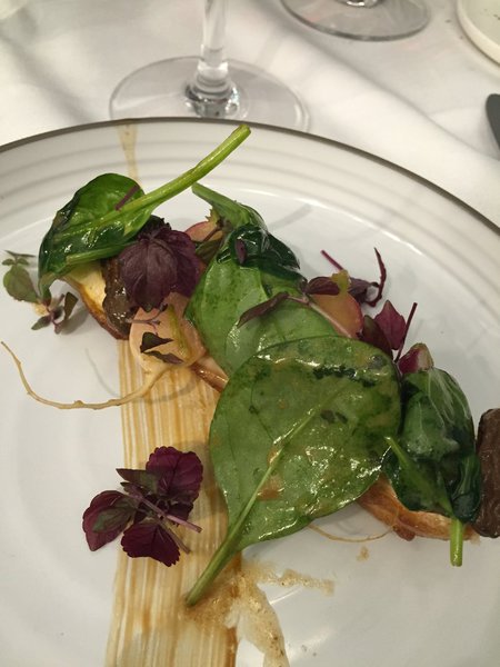 Une cuisson parfaite pour la volaille escortée de tétragone, morilles et quelques radis…