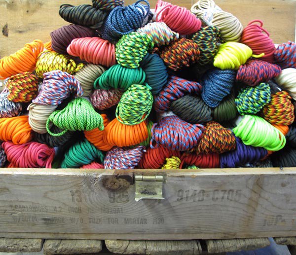 La paracorde existe en de nombreux coloris et grosseurs, idéal pour toutes sortes de sports outdoor.
