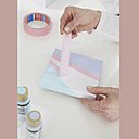 Etape 3 : retirez délicatement le ruban de masquage Tesa® en prenant soin de tirer le ruban du côté opposé à la peinture pour éviter d’écailler celle-ci.