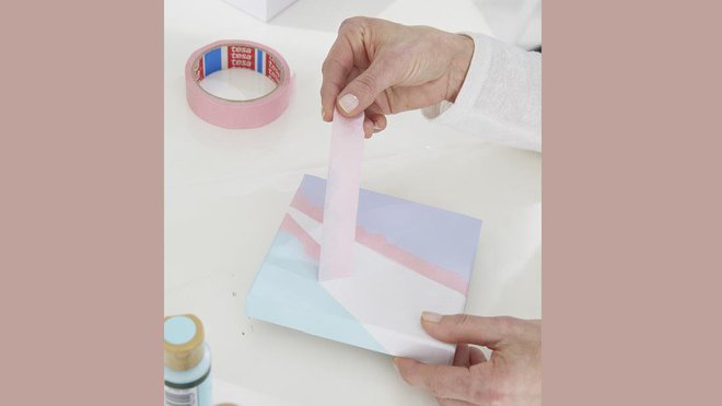 Etape 3 : retirez délicatement le ruban de masquage Tesa® en prenant soin de tirer le ruban du côté opposé à la peinture pour éviter d’écailler celle-ci.