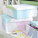 Résultat : renouvelez l’opération sur les côtés de la boîte en carton en jouant sur les tailles et les couleurs. Vos jolies boîtes sont prêtes à être utilisées !