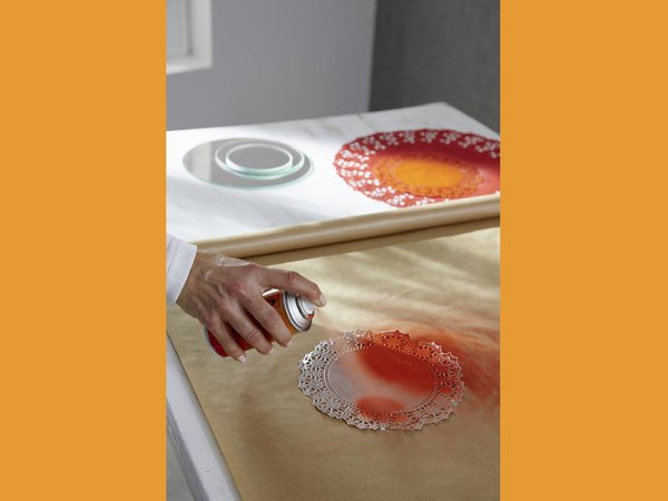 Etape 2 : peignez les napperons circulaires à la bombe de peinture, de la couleur de votre choix. Notez qu’il est préférable de mettre un masque de protection ainsi qu’une paire de gants pendant l’application afin d’éviter les effets toxiques de la bombe de peinture.