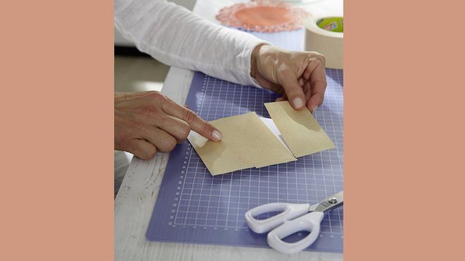 Etape 3 : en attendant que les napperons soient secs, encollez le dos des miroirs avec le ruban adhésif double face Tesa®. N’hésitez pas à dépasser de la surface pour vous assurer que la totalité du miroir soit recouvert de ruban.