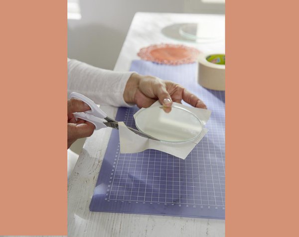 Etape 4 : retournez le miroir et découpez les morceaux de ruban adhésif qui dépassent.