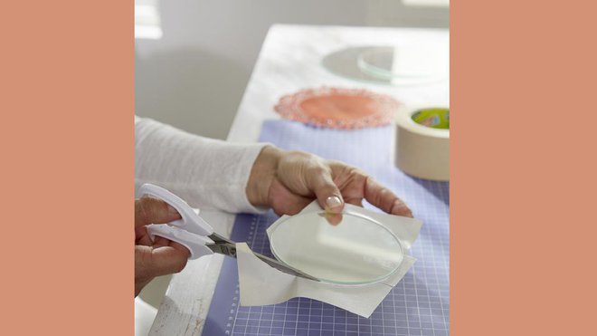 Etape 4 : retournez le miroir et découpez les morceaux de ruban adhésif qui dépassent.