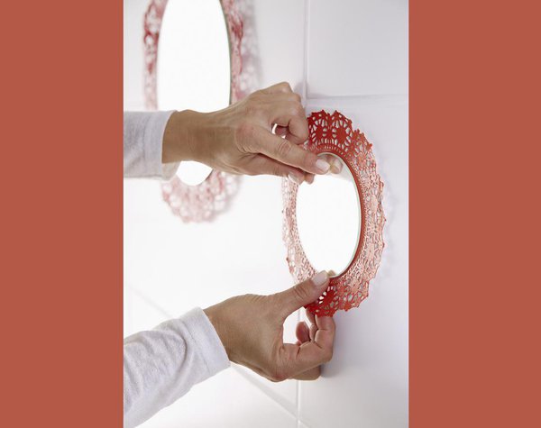 Etape 9 : Collez le miroir sur la zone auparavant nettoyée et dégraissée, en appuyant légèrement quelques secondes.