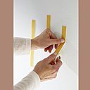 Etape 3 : sur le mur, à l’emplacement de la rosace auparavant délimité et nettoyé, collez des bandes verticales de ruban adhésif double face, Fixer Objet Spécial Intérieur de chez Tesa®. Etape 3 : sur le mur, à l’emplacement de la rosace auparavant délimité et nettoyé, collez des bandes verticales de ruban adhésif double face, Fixer Objet Spécial Intérieur de chez Tesa®.