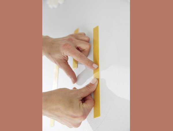 Etape 4 : pressez légèrement les bandes avec vos doigts afin d’obtenir une adhérence parfaite.