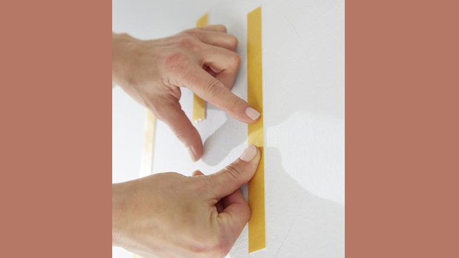 Etape 4 : pressez légèrement les bandes avec vos doigts afin d’obtenir une adhérence parfaite.