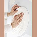 Etape 6 : collez maintenant la rosace à l’emplacement défini en la pressant délicatement pour s’assurer qu’elle colle bien au mur. Etape 6 : collez maintenant la rosace à l’emplacement défini en la pressant délicatement pour s’assurer qu’elle colle bien au mur.