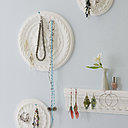 Un résultat très déco : piquez les épingles dans la rosace en polystyrène en les espaçant selon la taille de vos bijoux. Un résultat élégant et original pour habiller les murs de votre intérieur. Vos bijoux n’ont plus qu’à bien se tenir...