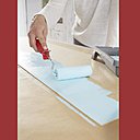 Etape 2 : prenez une planche d’isorel, découpée aux dimensions du côté de l’étagère que vous souhaitez décorer. Peignez-la de la couleur de votre choix à l’aide du rouleau à peinture du type patte de lapin, sans oublier la tranche. Laissez sécher.