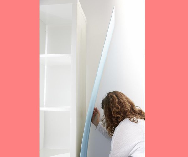 Etape 6 : fixez le panneau d’isorel coloré sur le côté de votre étagère.