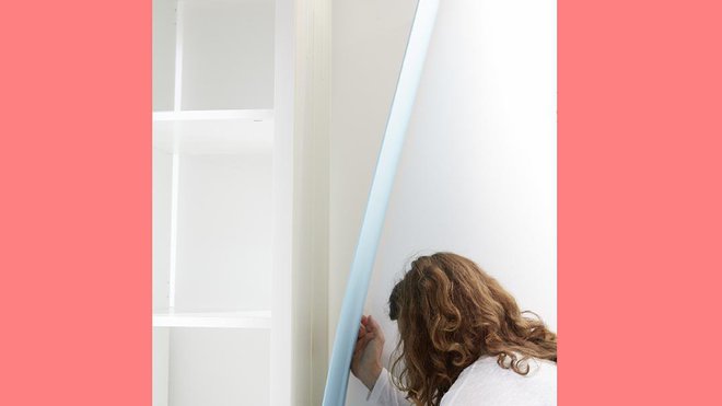 Etape 6 : fixez le panneau d’isorel coloré sur le côté de votre étagère. Etape 6 : fixez le panneau d’isorel coloré sur le côté de votre étagère.