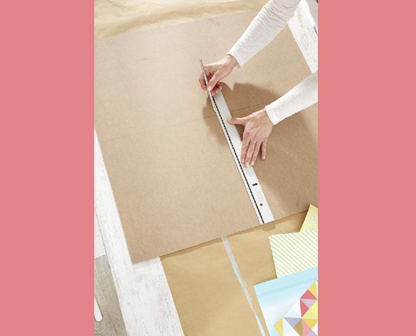 Etape 8 : décoration des fonds des cases de l’étagère. A l’aide d’une règle, mesurez les cotes des fonds de cases de votre étagère pour les reporter sur un panneau de bois (assez grand pour pouvoir reporter les cotes de l’ensemble des fonds de toutes les cases). N’oubliez pas de repérer l’épaisseur des étagères, qui sera utile pour coller l’adhésif.