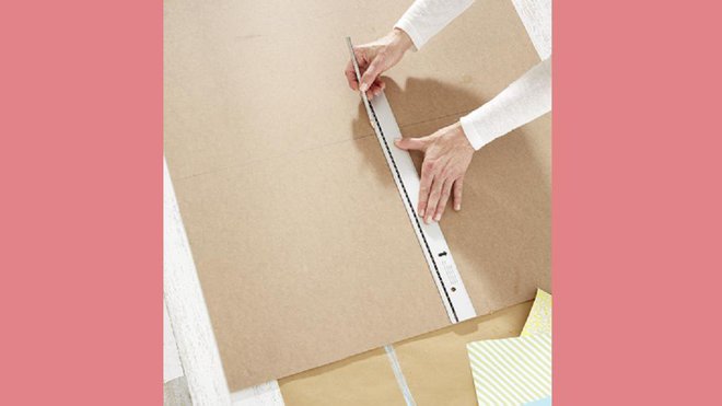 Etape 8 : décoration des fonds des cases de l’étagère. A l’aide d’une règle, mesurez les cotes des fonds de cases de votre étagère pour les reporter sur un panneau de bois (assez grand pour pouvoir reporter les cotes de l’ensemble des fonds de toutes les cases). N’oubliez pas de repérer l’épaisseur des étagères, qui sera utile pour coller l’adhésif. Etape 8 : décoration des fonds des cases de l’étagère. A l’aide d’une règle, mesurez les cotes des fonds de cases de votre étagère pour les reporter sur un panneau de bois (assez grand pour pouvoir reporter les cotes de l’ensemble des fonds de toutes les cases). N’oubliez pas de repérer l’épaisseur des étagères, qui sera utile pour coller l’adhésif.