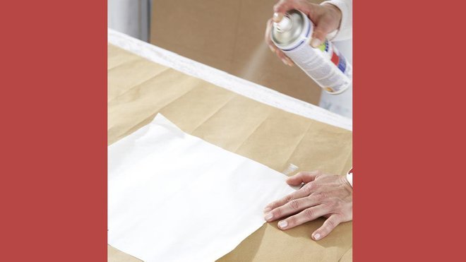 Etape 9 : sur le papier à motifs de votre choix, reportez de nouveau au crayon les cotes des fonds de cases. Découpez selon vos marques. Puis, protégez votre espace de travail à l’aide de papier kraft et pulvérisez le Spray Glue Permanent, Tesa® au dos de votre papier à motifs découpé au bon format. Etape 9 : sur le papier à motifs de votre choix, reportez de nouveau au crayon les cotes des fonds de cases. Découpez selon vos marques. Puis, protégez votre espace de travail à l’aide de papier kraft et pulvérisez le Spray Glue Permanent, Tesa® au dos de votre papier à motifs découpé au bon format.