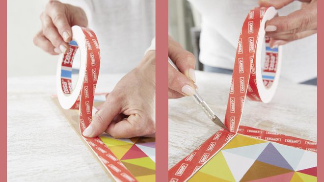 Etape 11 : tout autour du papier à motifs collé, c’est-à-dire l’espace correspondant à l’épaisseur des différentes étagères, appliquez du ruban adhésif double-face en le coupant grâce au cutter. Etape 11 : tout autour du papier à motifs collé, c’est-à-dire l’espace correspondant à l’épaisseur des différentes étagères, appliquez du ruban adhésif double-face en le coupant grâce au cutter.