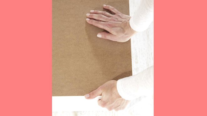 Etape 14 : fixez les fonds de cases customisés en pressant légèrement quelques secondes pour faire adhérer. Etape 14 : fixez les fonds de cases customisés en pressant légèrement quelques secondes pour faire adhérer.