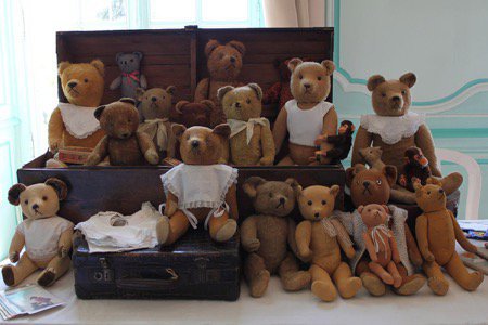 Des collectionneurs, restaurateurs d’ours et des fournisseurs d’accessoires et de matériaux.