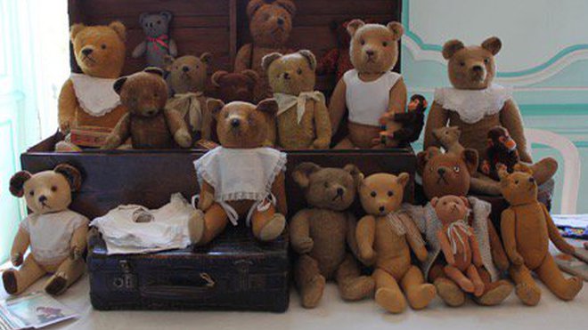 Des collectionneurs, restaurateurs d’ours et des fournisseurs d’accessoires et de matériaux. Des collectionneurs, restaurateurs d’ours et des fournisseurs d’accessoires et de matériaux.