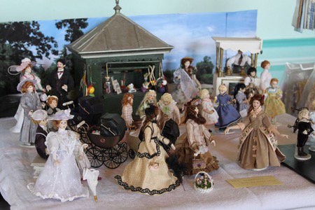 Poupées anciennes, miniaturistes et peintres se retrouvent à travers plus de 40 exposants venus de L'Europe entière.