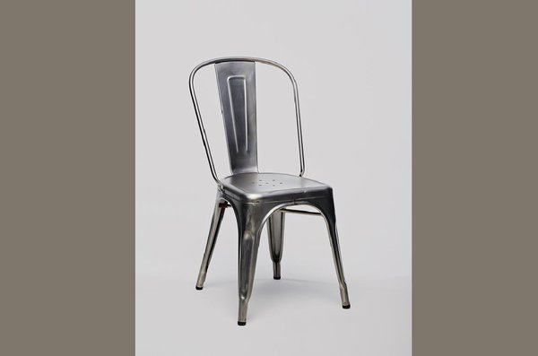 La chaise A originale, en tôle galvanisée résiste à tous les temps. Création initiale de Xavier Pauchard, les trous de l’assise, pour une version perforée, sont l’initiative de Chantal Andriot.