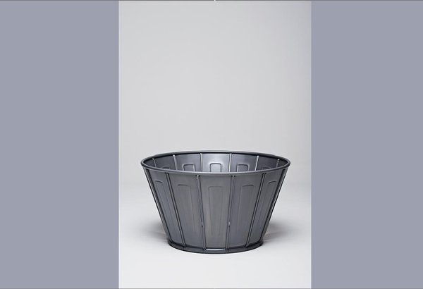 Réinterprétation très  originale de la chaise A par Konstantin Grcic. Toujours en tôle, la chaise se voit transformée en une sorte de bassine.