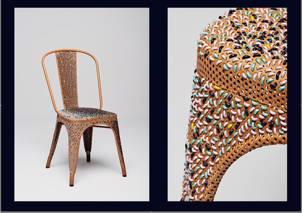 Tenue de soirée pour la chaise A selon Sebastian Hekner : une chaise colorée et originale par sa création. Une customisation minutieuse pour un résultat surprenant.