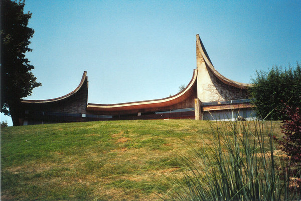 Une construction considérée comme une véritable performance architecturale, mêlant esthétique nouvelle et innovations techniques.