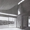 A l’intérieur, le délicat traitement du béton mis à nu vient faire écho au sculptural mouvement des toitures.