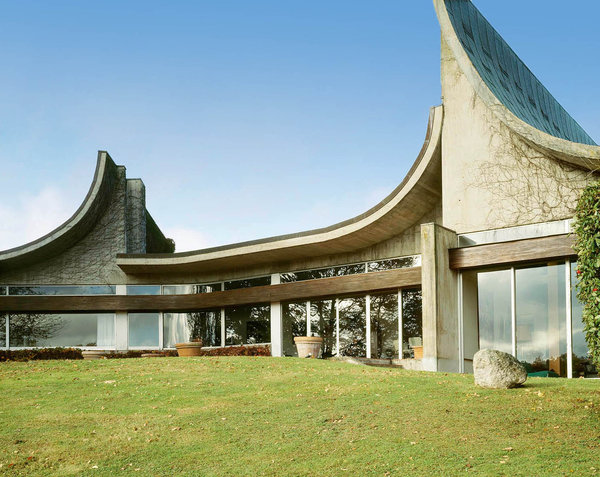 Une frise de bois encercle la maison.