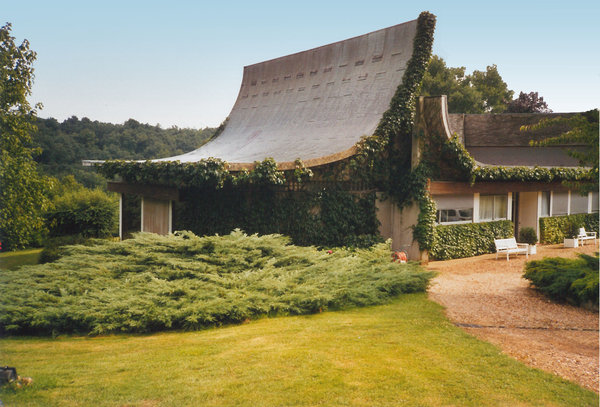 La vigne vierge part à l’assaut de la structure en béton armé.