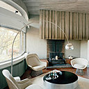 A l’intérieur, mobilier Design et pièces iconiques : fauteuils signés Warren Platner et édités par Knoll et lampadaire Arco, création Achille Castiglioni éditée par Flos