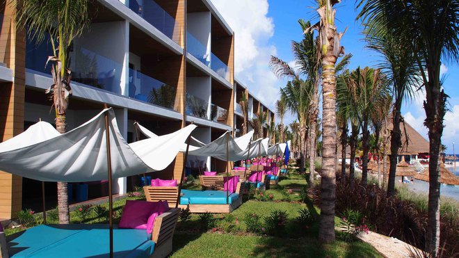 Le bâtiment est structuré par des arches habillées de bois qui rythment la forme compacte du bâtiment. Les lits de repos comme tout le mobilier d’extérieur ont été dessinés par le studio Marc Hertrich et Nicolas Adnet.