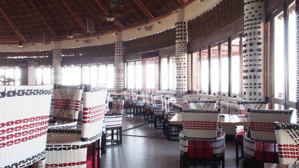 Les sièges tressés du restaurant mexicain sont inspirés d’un siège traditionnel mexicain que l’on trouve dans les auberges. Sa forme a été revisitée pour la rendre plus légère et contemporaine. Les poteaux de soutènement sont sertis de galets insérés dans l’enduit de recouvrement.