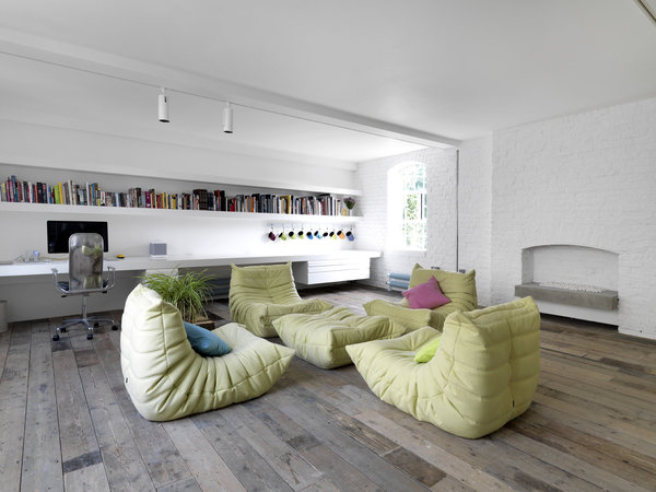 Sur toute la largeur du loft, on a installé un grand plan de travail qui fait office de bureau. Une façon radicale et efficace d’organiser un coin de travail, sans qu’il soit trop présent.